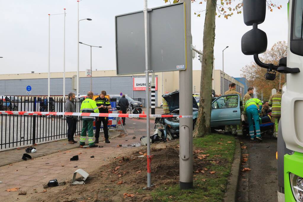 Automobilist gewond na crash tegen stoplicht