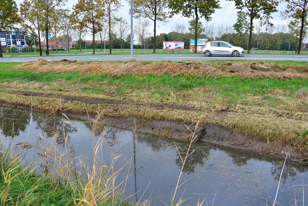 Graafmachine belandt in sloot tijdens snoeiwerkzaamheden