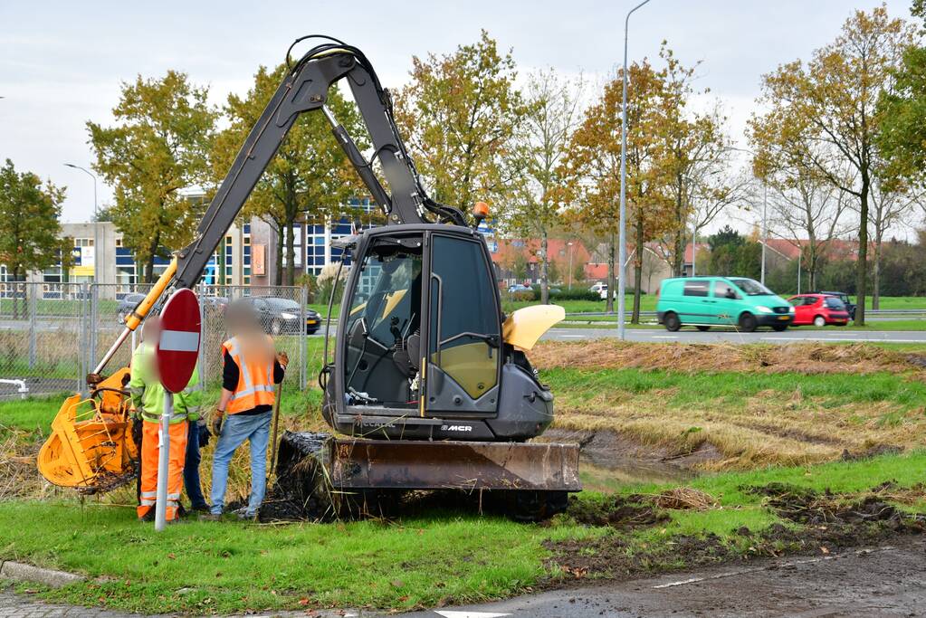 Graafmachine belandt in sloot tijdens snoeiwerkzaamheden