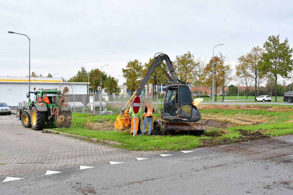 Graafmachine belandt in sloot tijdens snoeiwerkzaamheden