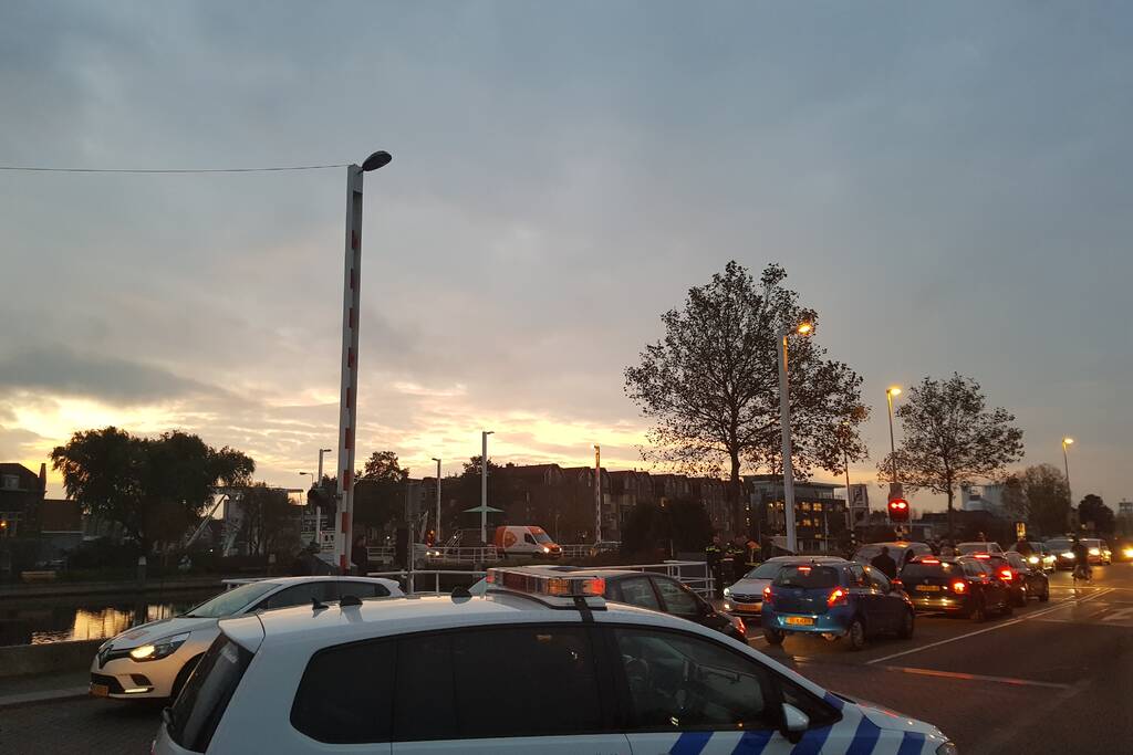 Zoektocht naar eigenaar verlaten scootmobiel op brug