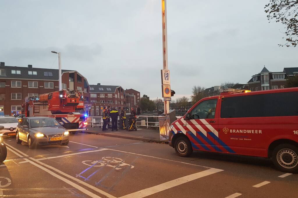 Zoektocht naar eigenaar verlaten scootmobiel op brug
