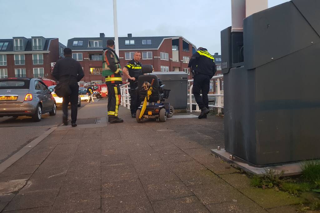 Zoektocht naar eigenaar verlaten scootmobiel op brug