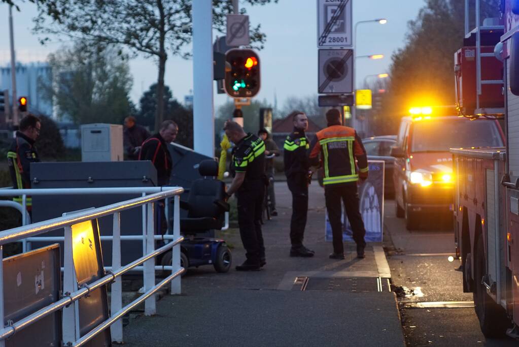 Zoektocht naar eigenaar verlaten scootmobiel op brug