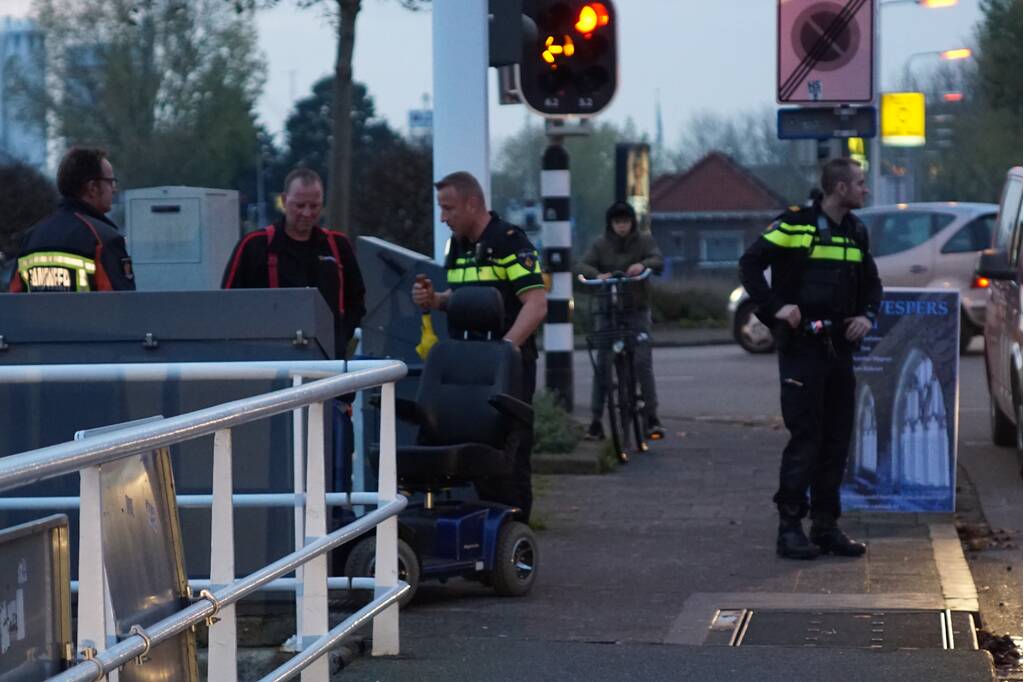 Zoektocht naar eigenaar verlaten scootmobiel op brug