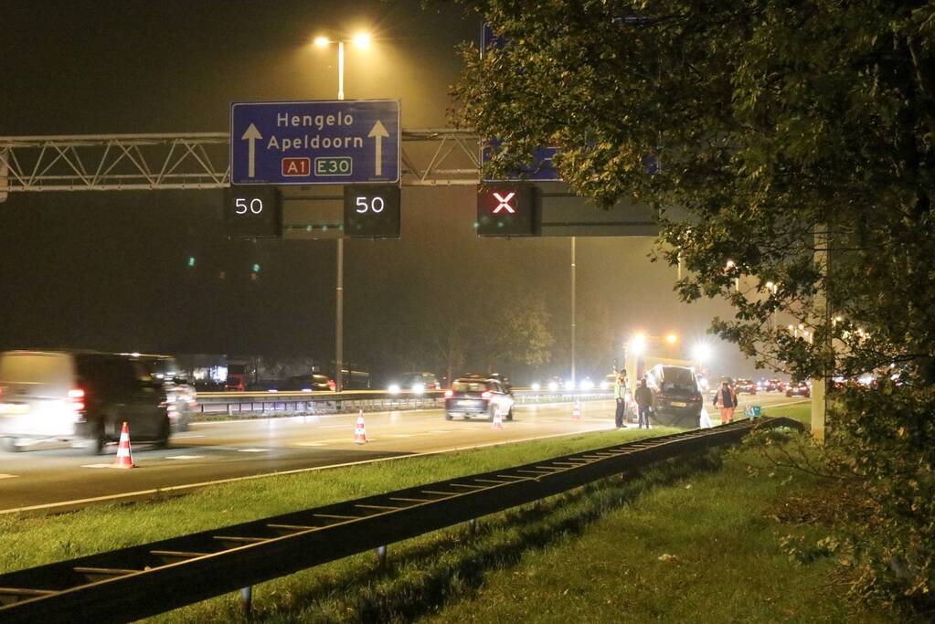 Auto rijdt vangrail in