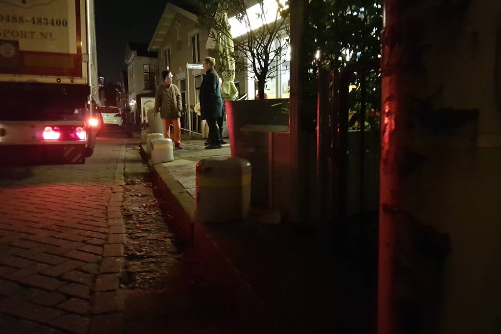 Vrachtwagen ramt betonnen palen