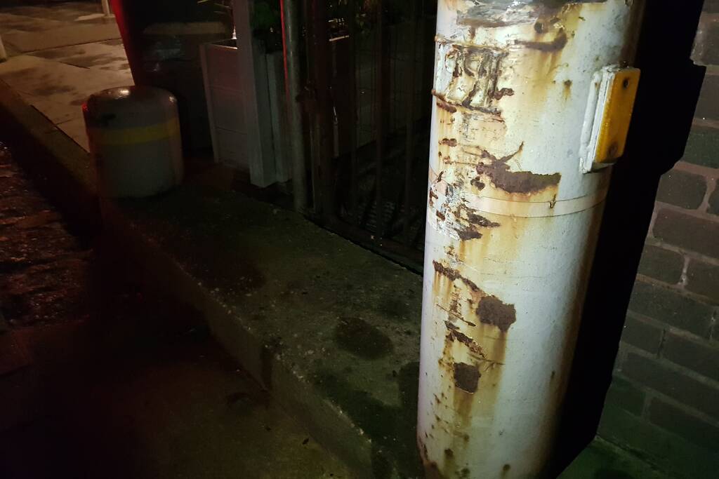 Vrachtwagen ramt betonnen palen