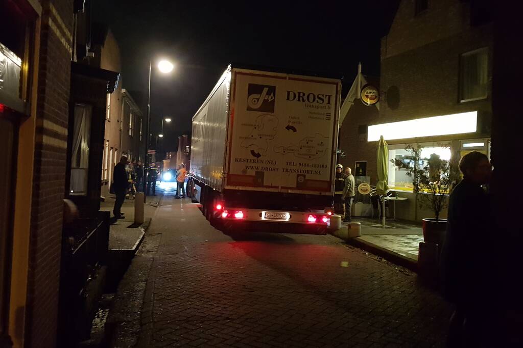 Vrachtwagen ramt betonnen palen