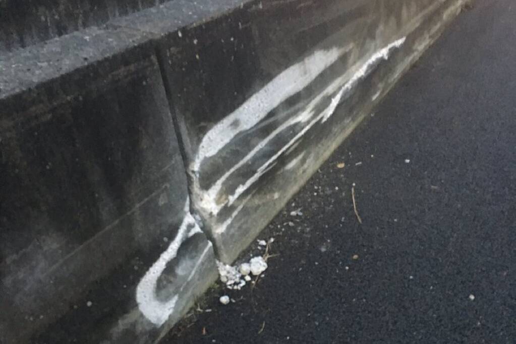 Vrachtwagen botst tegen betonnen geleiderail