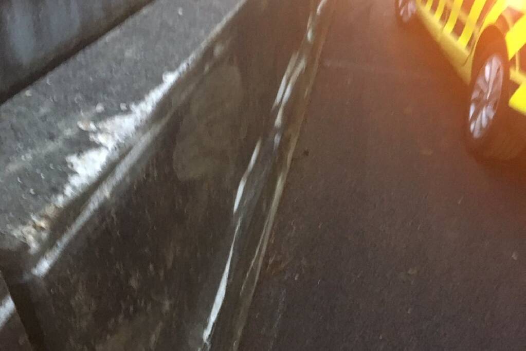 Vrachtwagen botst tegen betonnen geleiderail