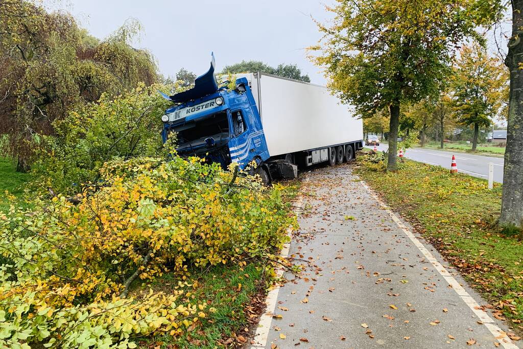 Vrachtwagen raakt van de weg