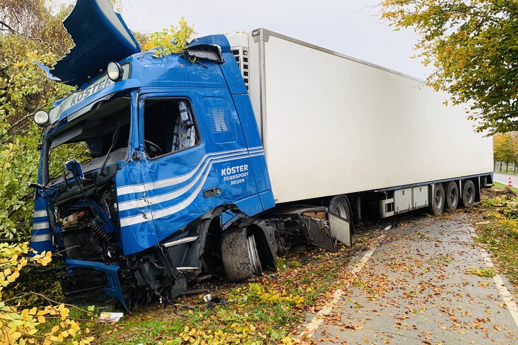 Vrachtwagen raakt van de weg