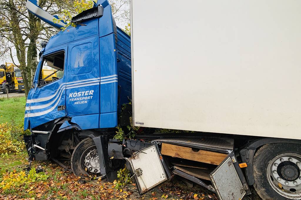 Vrachtwagen raakt van de weg