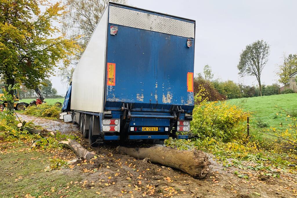 Vrachtwagen raakt van de weg