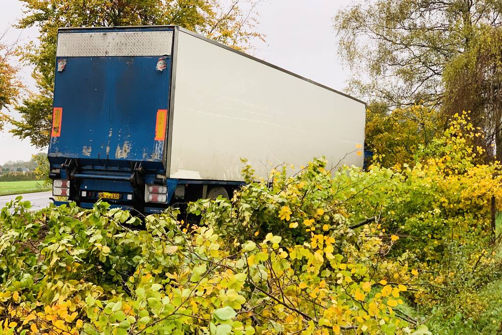 Vrachtwagen raakt van de weg