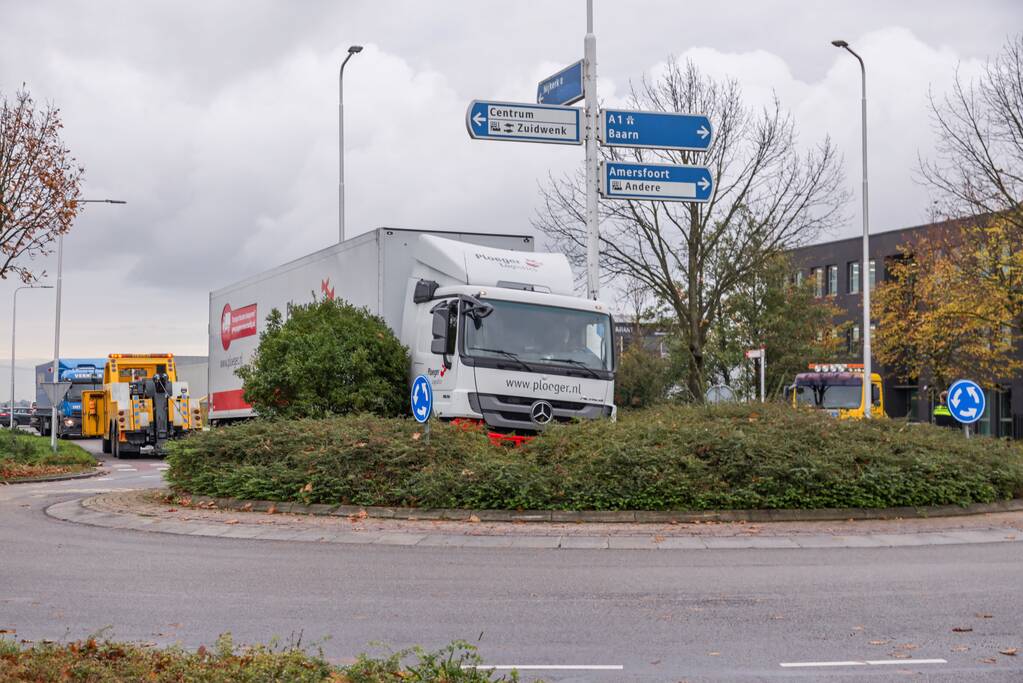Auto en vrachtwagen botsen op rotonde