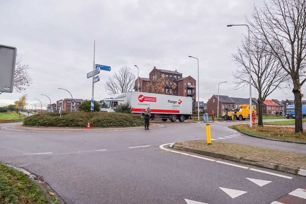 Auto en vrachtwagen botsen op rotonde