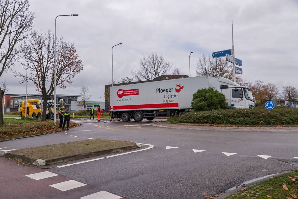 Auto en vrachtwagen botsen op rotonde