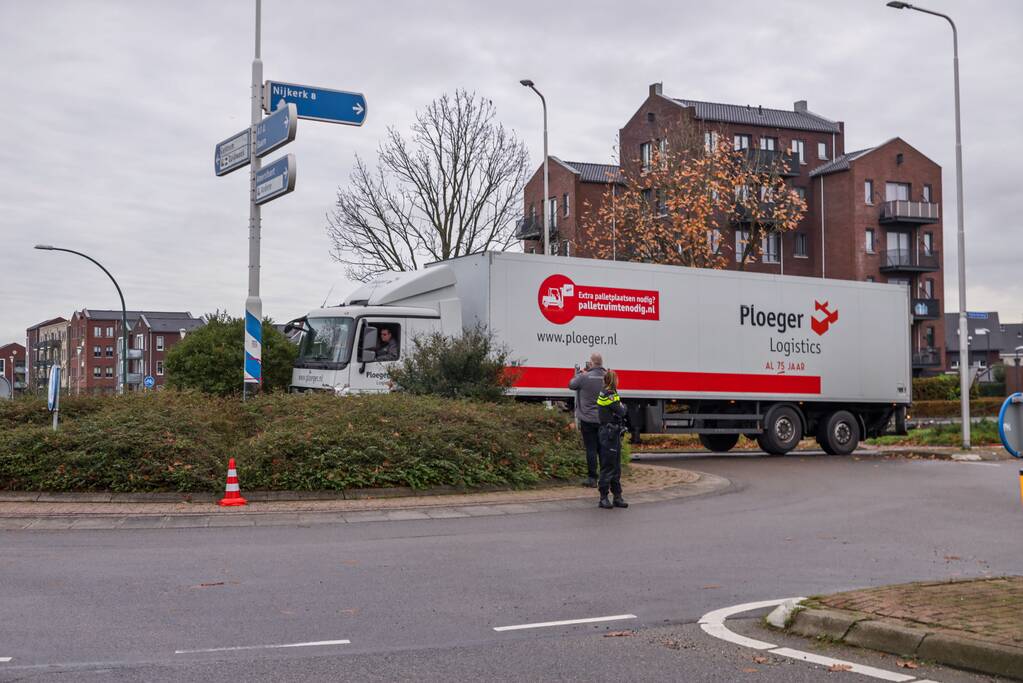 Auto en vrachtwagen botsen op rotonde
