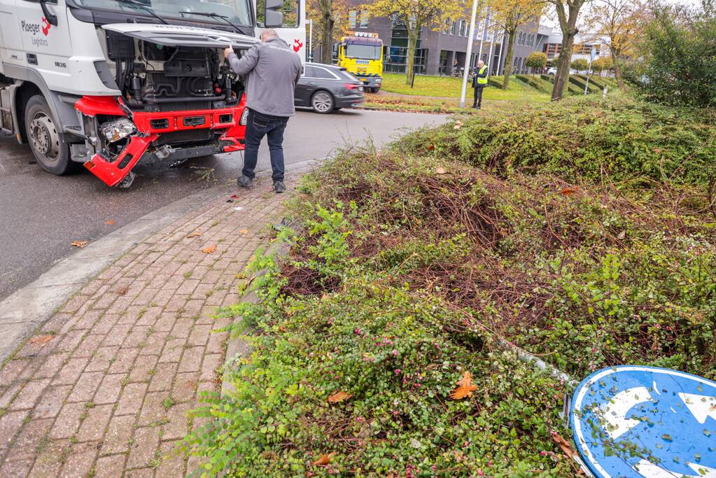 Auto en vrachtwagen botsen op rotonde