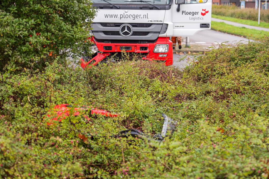 Auto en vrachtwagen botsen op rotonde
