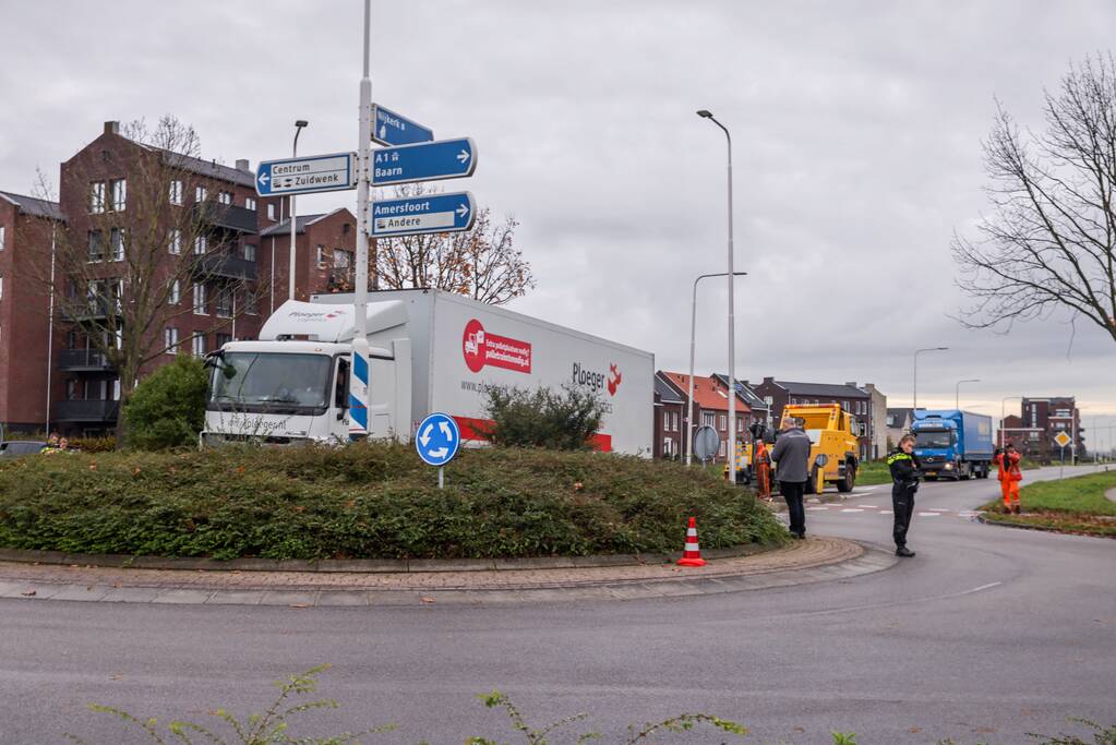 Auto en vrachtwagen botsen op rotonde