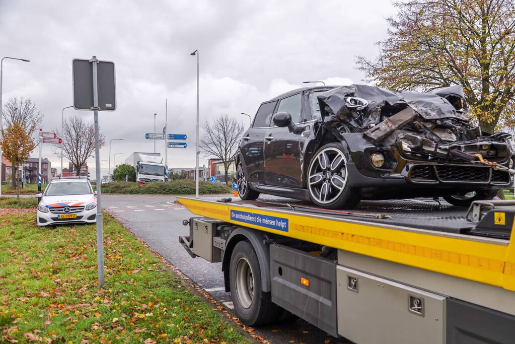 Auto en vrachtwagen botsen op rotonde
