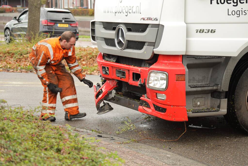Auto en vrachtwagen botsen op rotonde