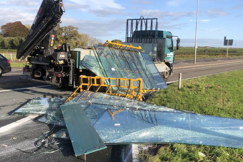 Vrachtwagen verliest bokken met glas op kruising