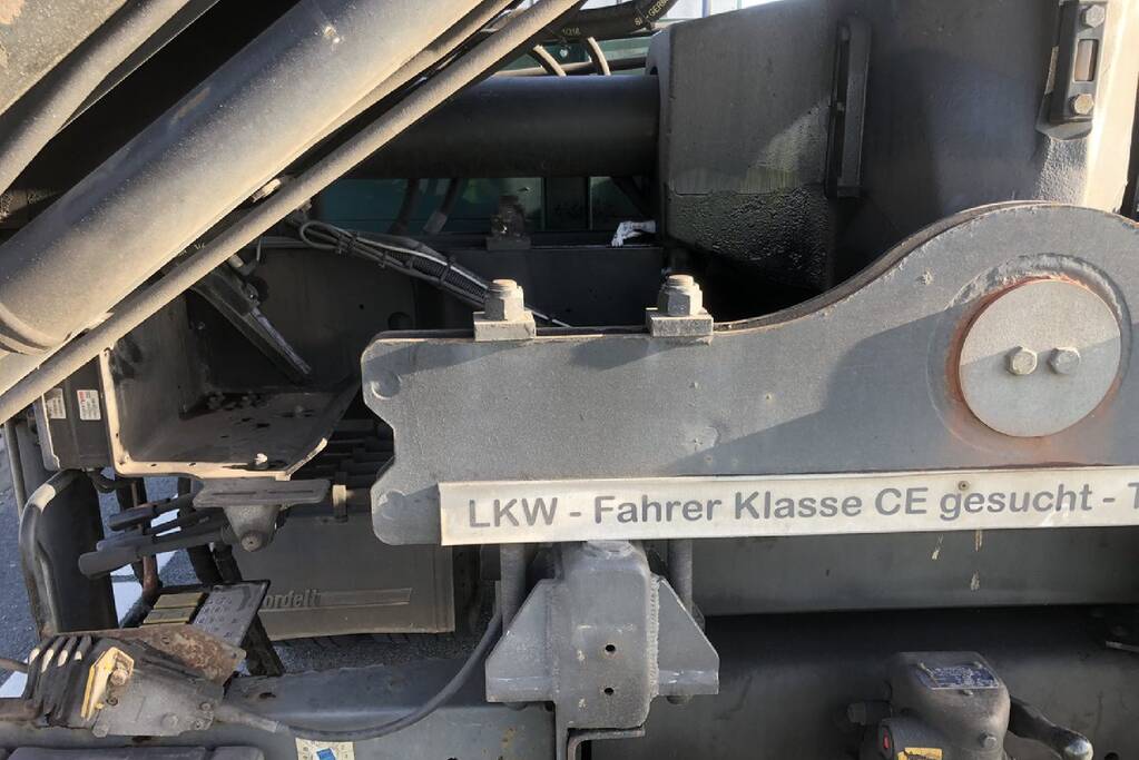 Vrachtwagen verliest bokken met glas op kruising