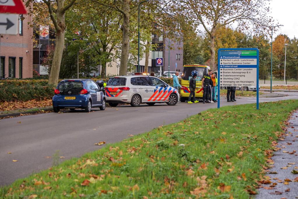 Bromfiets botst tijdens rijles op auto