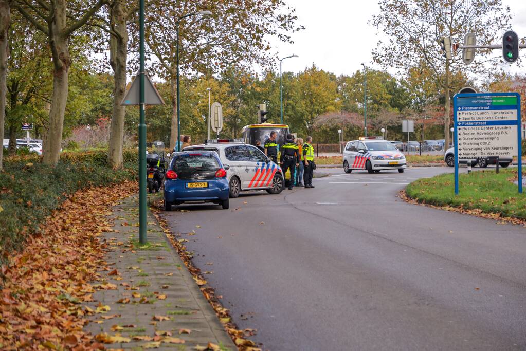 Bromfiets botst tijdens rijles op auto
