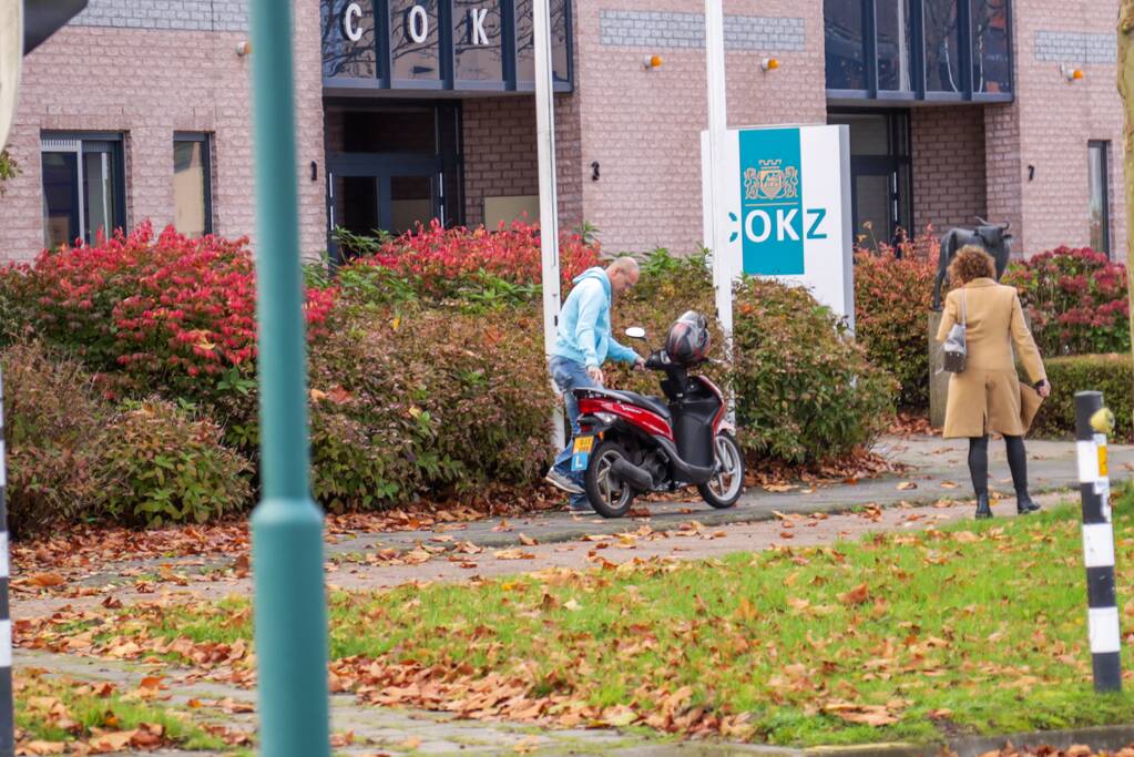 Bromfiets botst tijdens rijles op auto