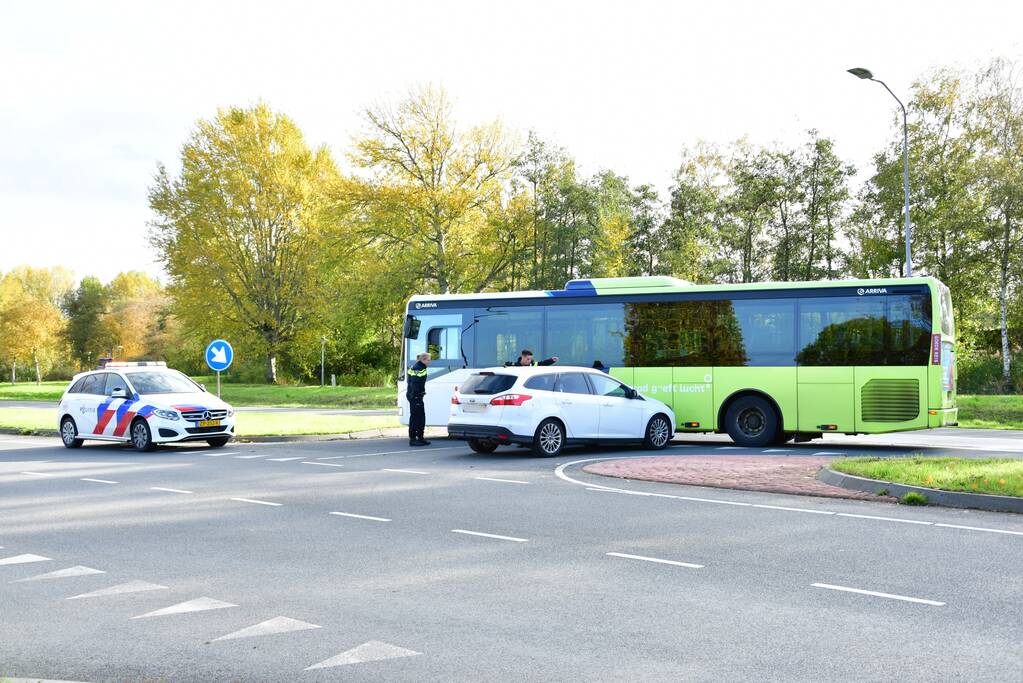 Eigenwijze automobilist blokkeert doorgang Arriva-bus