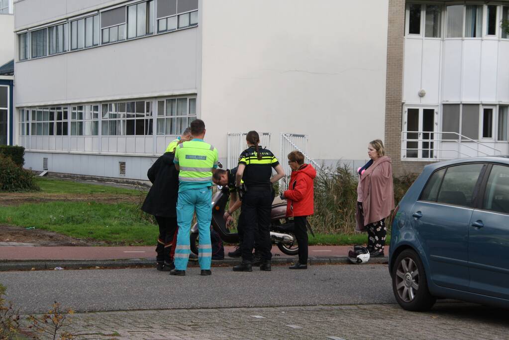 Brommerrijdster gewond na botsing met personenauto