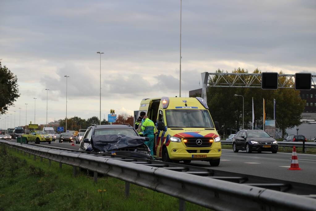 Auto botst op vrachtwagen