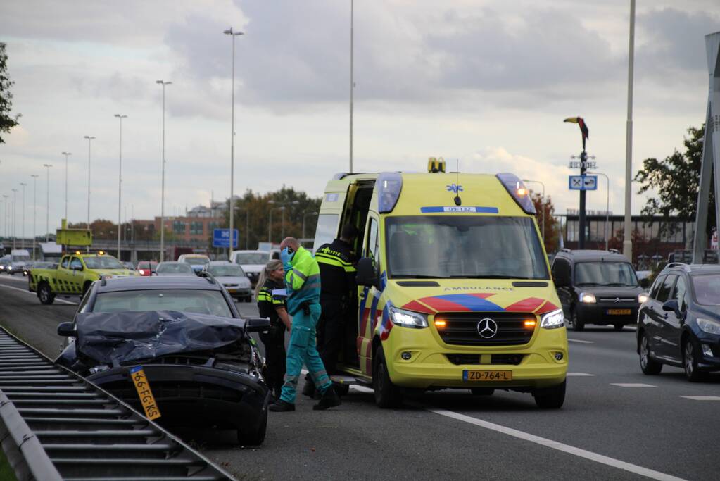 Auto botst op vrachtwagen