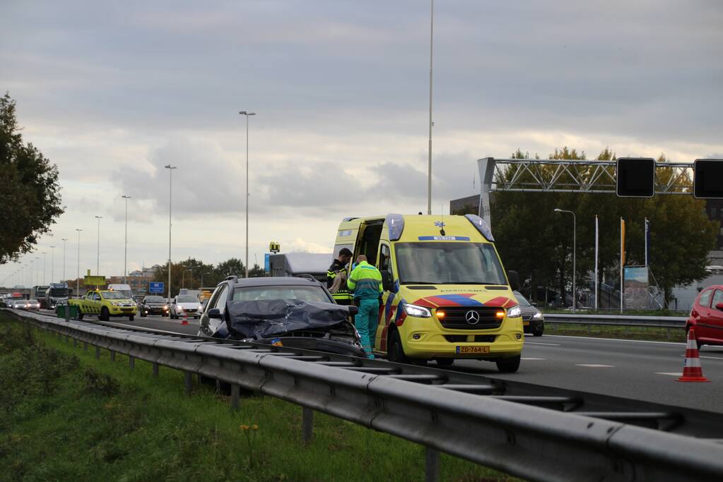 Auto botst op vrachtwagen