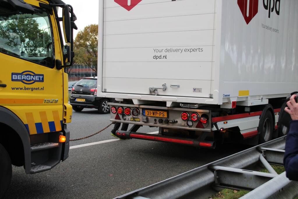 Auto botst op vrachtwagen