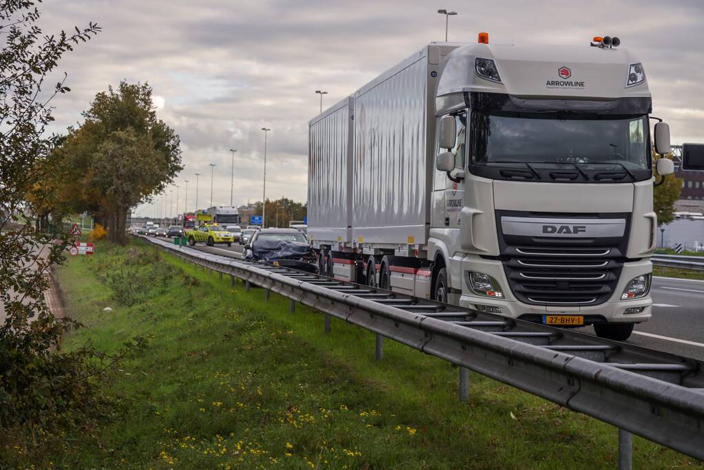 Auto botst op vrachtwagen