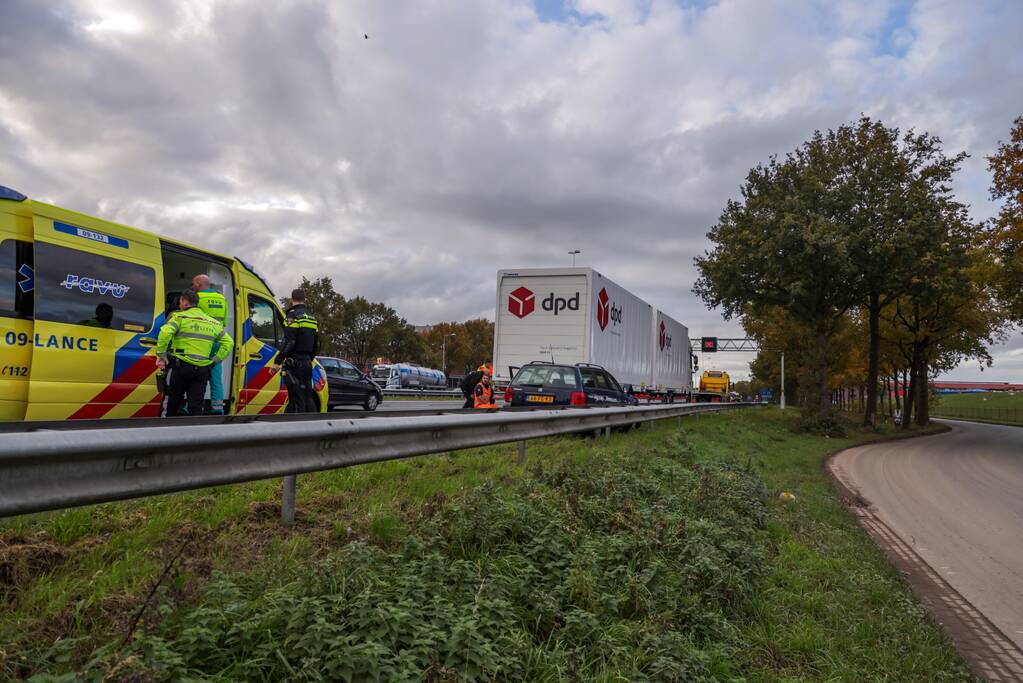 Auto botst op vrachtwagen