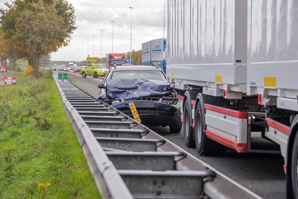 Auto botst op vrachtwagen