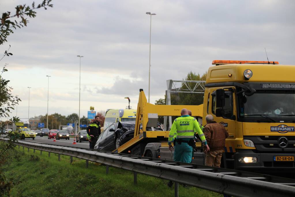 Auto botst op vrachtwagen