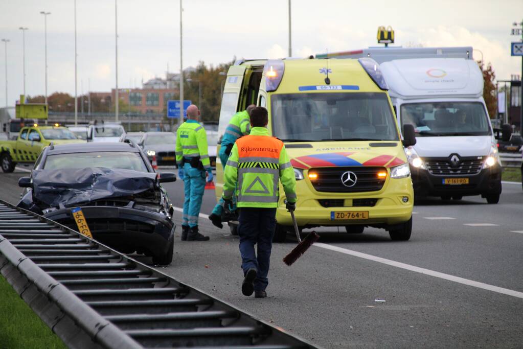 Auto botst op vrachtwagen