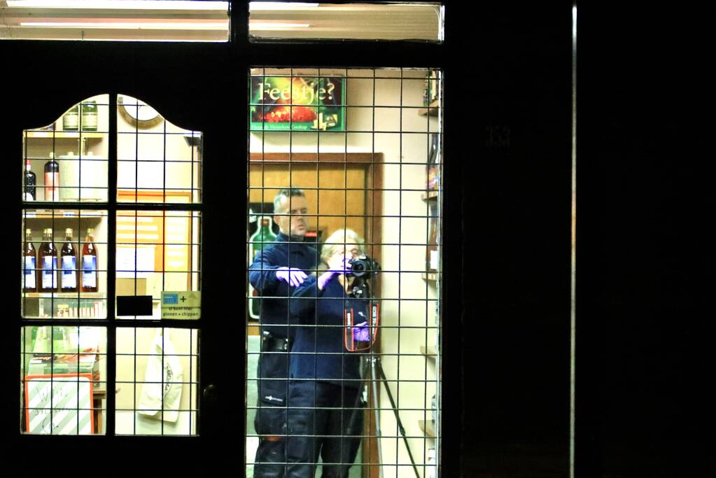 Overval op slijterij, politie doet onderzoek