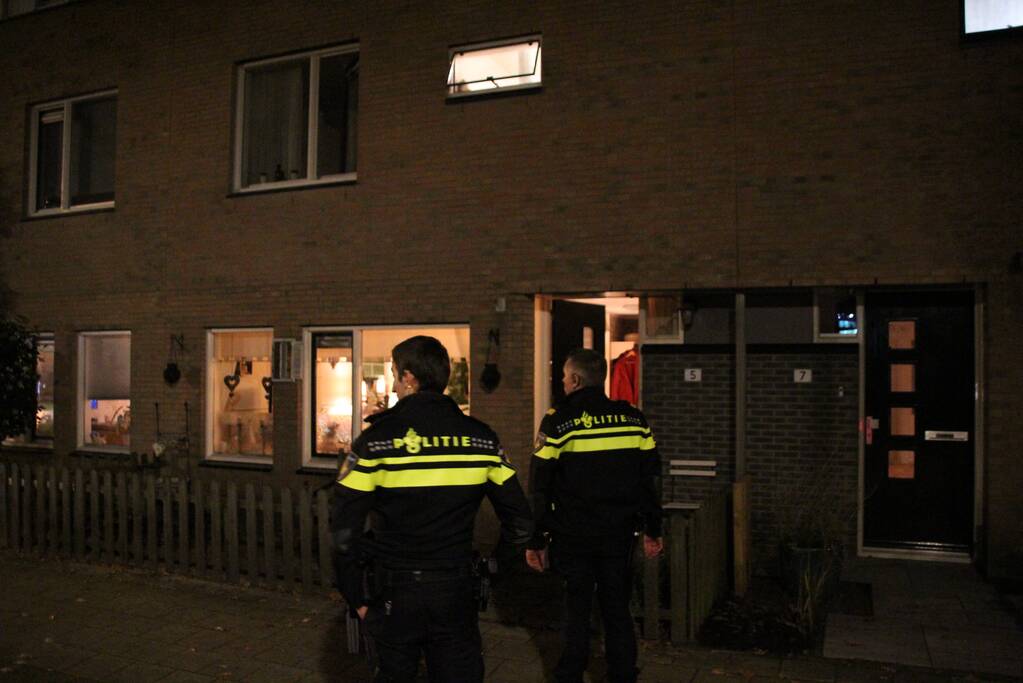 Brandweer verricht metingen na vreemde geur in woning