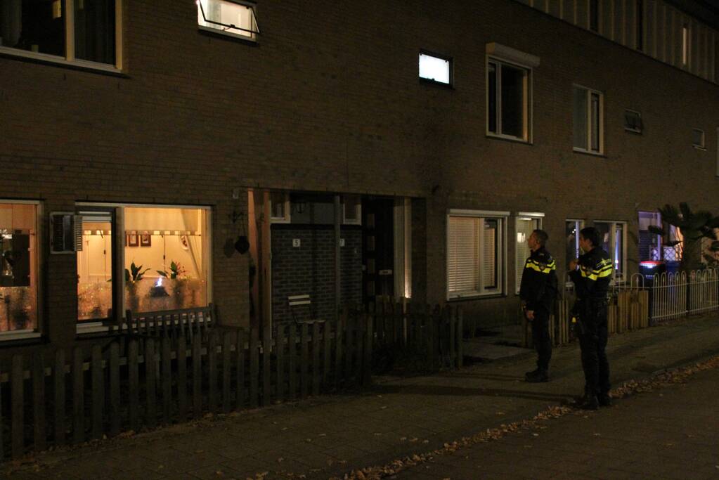 Brandweer verricht metingen na vreemde geur in woning