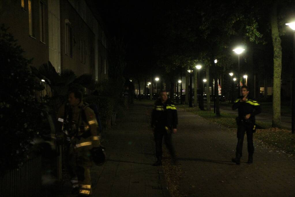 Brandweer verricht metingen na vreemde geur in woning