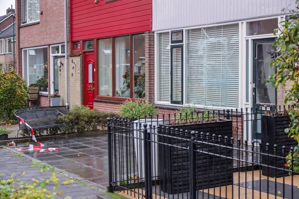 Explosie in voortuin woning door zwaar vuurwerk, twee mannen aangehouden